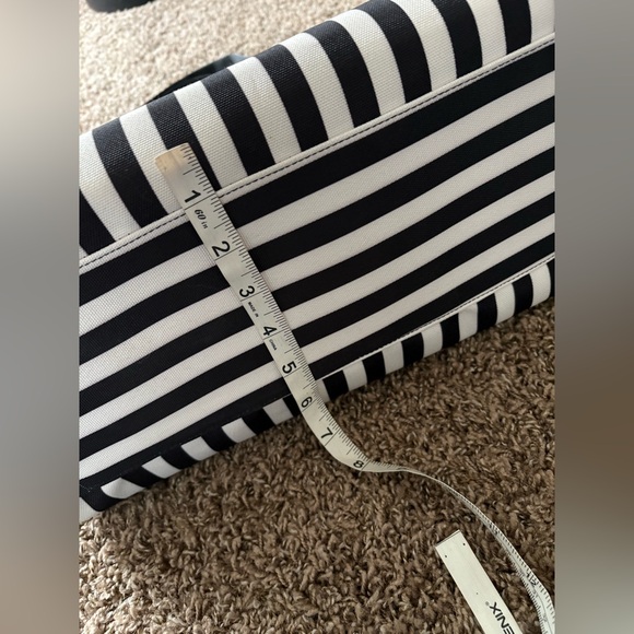 Alice + Olivia Duffel Bag Black White Vacation Weekender Tote Travel Carry On - Picture 11 of 12